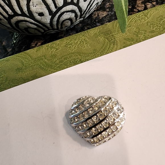 Elegant Silver Heart Brooch - Picture 1 of 4